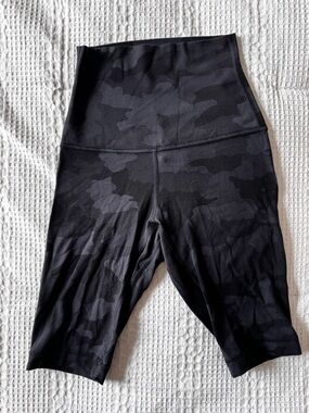 lululemon align high-rise 8” shorts black camo size 2.